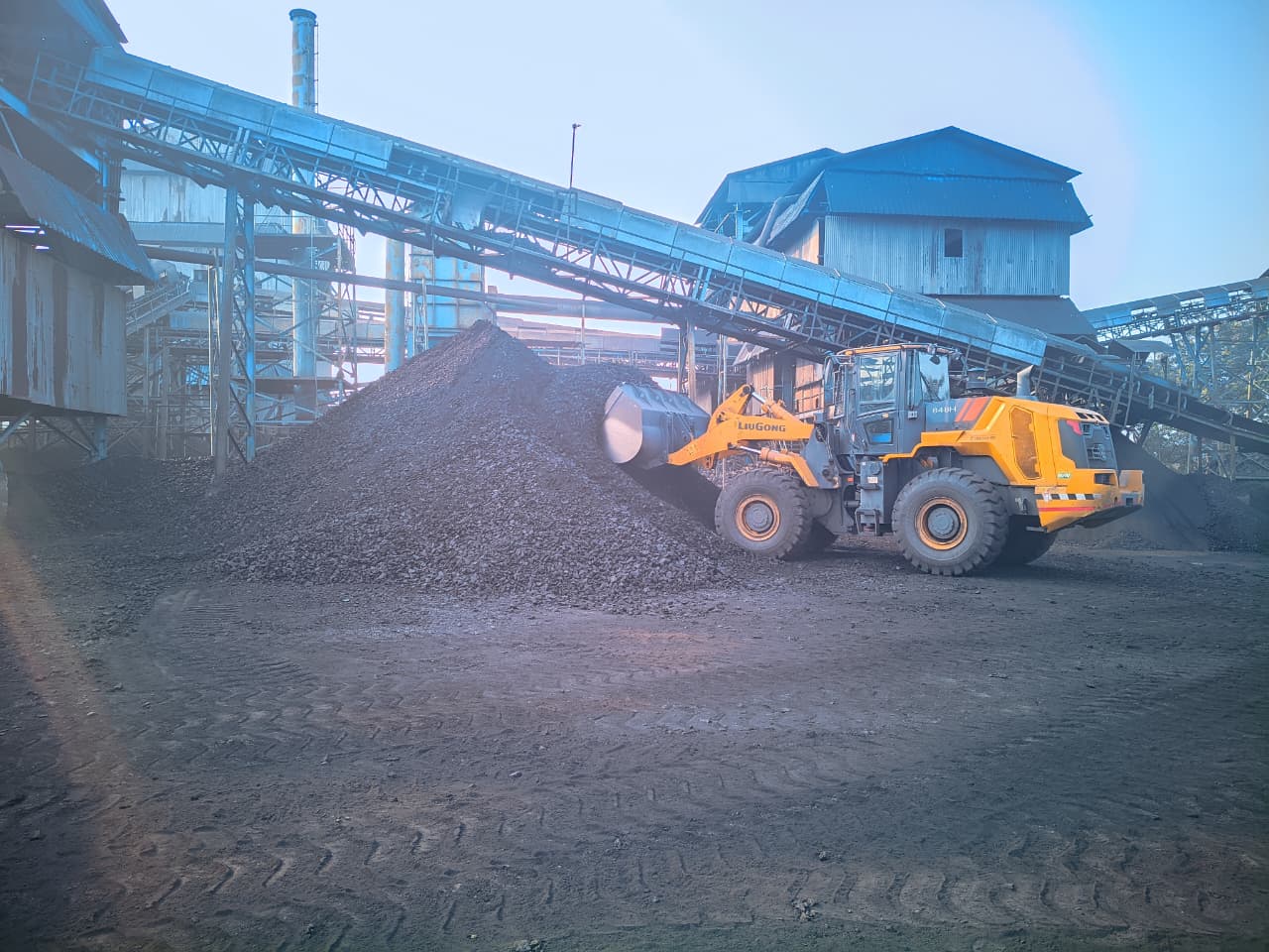 Wheel loader handling coal at Rukhmai Infrastructures washery, Gondegaon